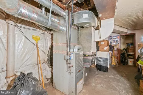 Entry Way - 112 E 20th St, Baltimore, MD 21218 photo 5 of 7