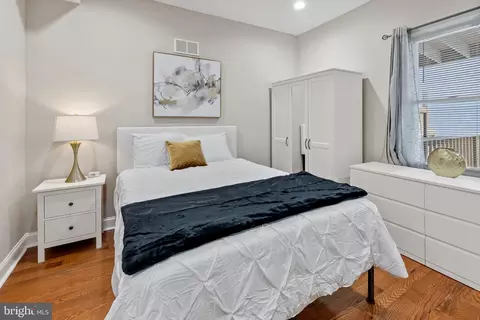 Bedroom - 2202 E Chase St, Baltimore, MD 21213 photo 3 of 10
