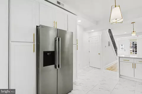 Entry Way - 210 Monastery Ave, Baltimore, MD 21229 photo 2 of 3