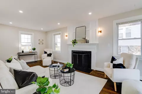 Living - 605 Walnut Ave, Baltimore, MD 21229 photo 2 of 10
