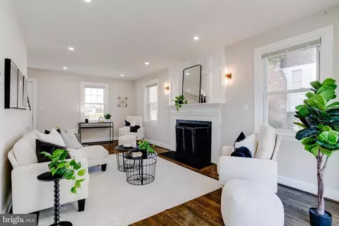 Living - 605 Walnut Ave, Baltimore, MD 21229 photo 3 of 10