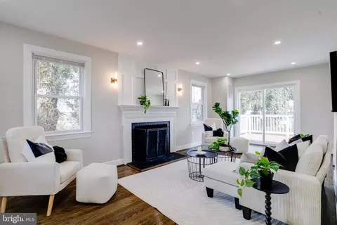 Living - 605 Walnut Ave, Baltimore, MD 21229 photo 4 of 10