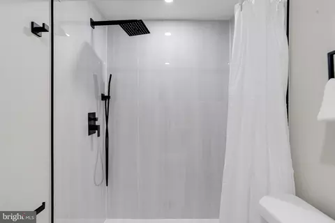 Bath - 605 Walnut Ave, Baltimore, MD 21229 photo 5 of 5