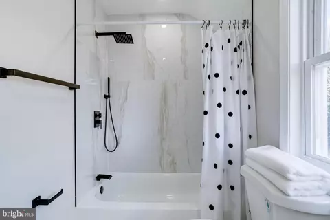 Bath - 605 Walnut Ave, Baltimore, MD 21229 photo 3 of 5