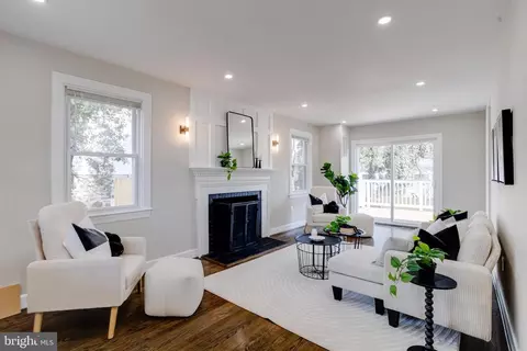 Living - 605 Walnut Ave, Baltimore, MD 21229 photo 8 of 10