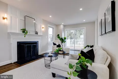 Living - 605 Walnut Ave, Baltimore, MD 21229 photo 1 of 10