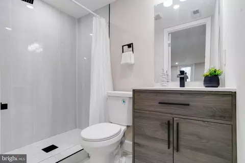 Bath - 605 Walnut Ave, Baltimore, MD 21229 photo 4 of 5