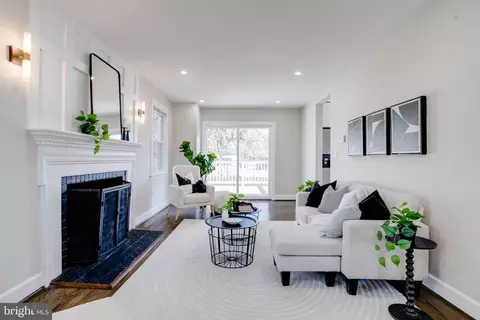 Living - 605 Walnut Ave, Baltimore, MD 21229 photo 7 of 10