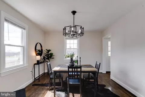 Dining - 605 Walnut Ave, Baltimore, MD 21229 photo 4 of 5