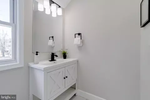 Bath - 605 Walnut Ave, Baltimore, MD 21229 photo 2 of 5