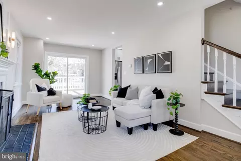 Living - 605 Walnut Ave, Baltimore, MD 21229 photo 5 of 10