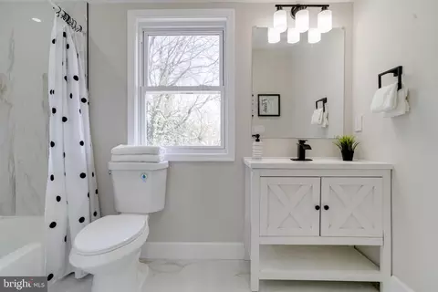 Bath - 605 Walnut Ave, Baltimore, MD 21229 photo 1 of 5