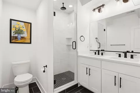 Bath - 832 S Luzerne Ave, Baltimore, MD 21224 photo 1 of 3