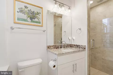 Bath - 832 S Luzerne Ave, Baltimore, MD 21224 photo 2 of 3
