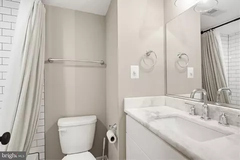 Bath - 832 S Luzerne Ave, Baltimore, MD 21224 photo 3 of 3