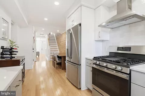 Entry Way - 832 S Luzerne Ave, Baltimore, MD 21224 photo 4 of 5