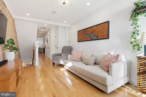 Entry Way - 832 S Luzerne Ave, Baltimore, MD 21224 photo 2 of 5