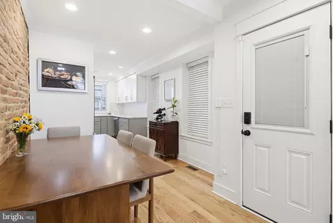 Entry Way - 832 S Luzerne Ave, Baltimore, MD 21224 photo 3 of 5