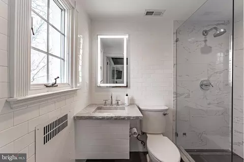 Bath - 5 Middleton Ct, Baltimore, MD 21212 photo 1 of 3