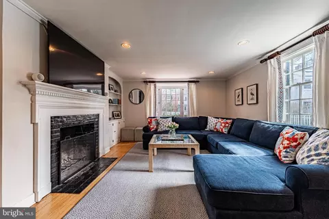 Living - 5 Middleton Ct, Baltimore, MD 21212 photo 2 of 2