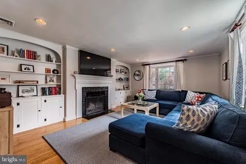 Living - 5 Middleton Ct, Baltimore, MD 21212 photo 1 of 2