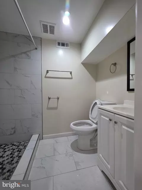 Bath - 3343 Elmora Ave, Baltimore, MD 21213 photo 1 of 1