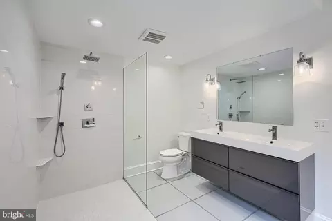 Bath - 2123 E Fairmount Ave, Baltimore, MD 21231 photo 2 of 6