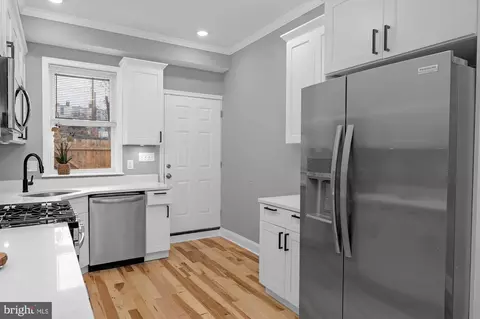 Entry Way - 1908 E Lanvale St, Baltimore, MD 21213 photo 6 of 11