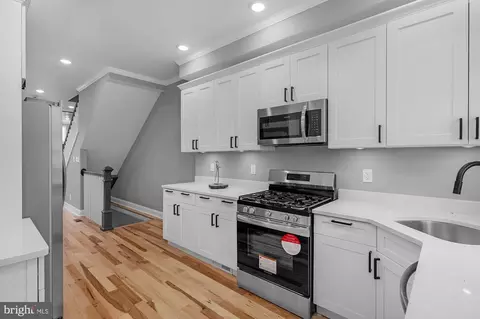 Entry Way - 1908 E Lanvale St, Baltimore, MD 21213 photo 7 of 11