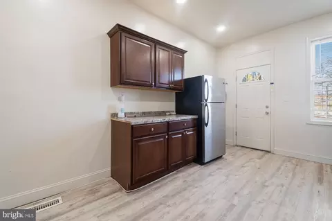 Entry Way - 322 Pulaski St, Baltimore, MD 21223 photo 4 of 11