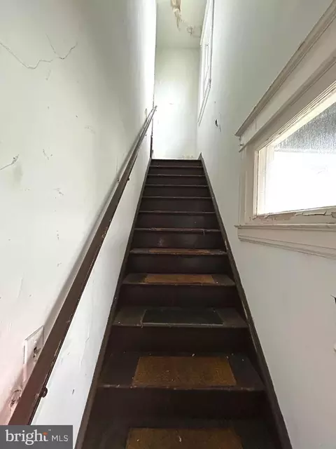 Entry Way - 3302 Fairview Ave, Baltimore, MD 21216 photo 3 of 4