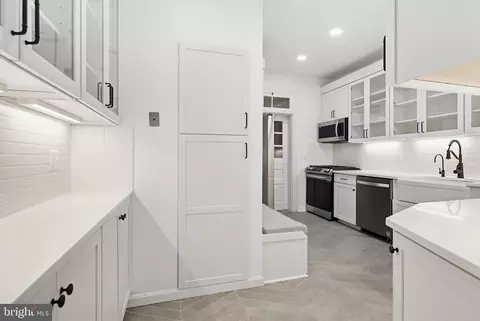 Entry Way - 3953 Cloverhill Rd, Baltimore, MD 21218 photo 1 of 6
