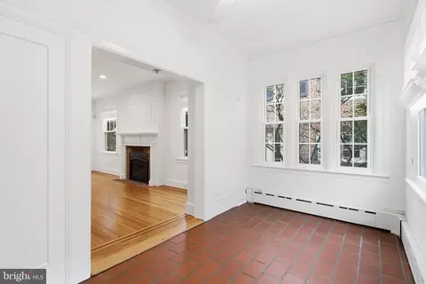 Entry Way - 3953 Cloverhill Rd, Baltimore, MD 21218 photo 5 of 6
