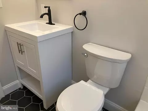Bath - 3236 Lyndale Ave, Baltimore, MD 21213 photo 1 of 2