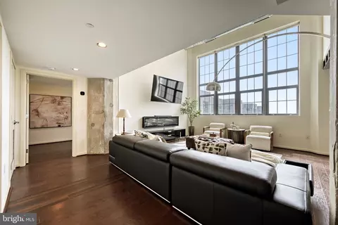 Living - 1200 Steuart St #1111, Baltimore, MD 21230 photo 2 of 6