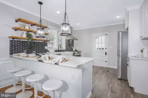 207 Saint Dunstans Rd, Baltimore, MD 21212 photo 5