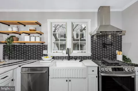 207 Saint Dunstans Rd, Baltimore, MD 21212 photo 7