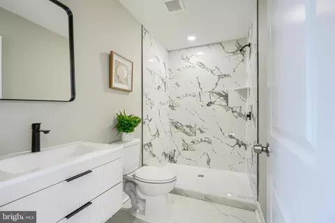 Bath - 5706 Berkeley Ave, Baltimore, MD 21215 photo 7 of 15