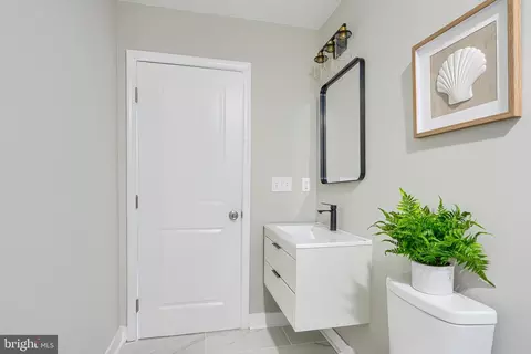 Entry Way - 5706 Berkeley Ave, Baltimore, MD 21215 photo 10 of 11