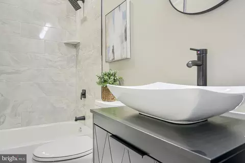 Bath - 5706 Berkeley Ave, Baltimore, MD 21215 photo 2 of 15