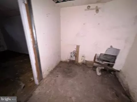 Entry Way - 945 Ellicott Dr, Baltimore, MD 21216 photo 8 of 10