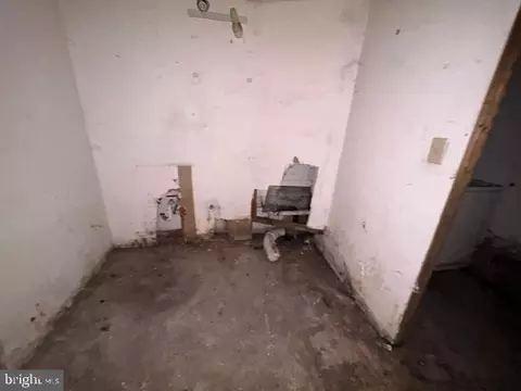 Entry Way - 945 Ellicott Dr, Baltimore, MD 21216 photo 7 of 10