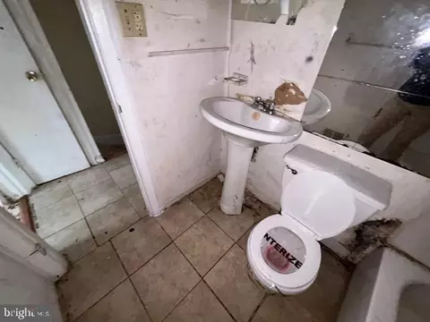 Bath - 945 Ellicott Dr, Baltimore, MD 21216 photo 2 of 4