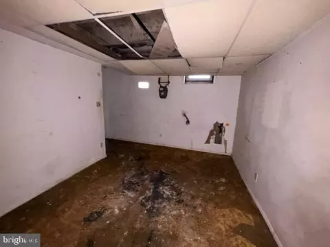Entry Way - 945 Ellicott Dr, Baltimore, MD 21216 photo 6 of 10