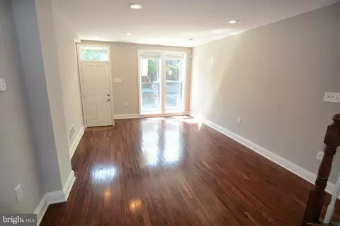 Living - 1009 N Washington St N, Baltimore, MD 21205 photo 1 of 3