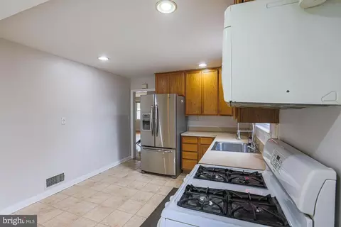 Entry Way - 5437 Omaha Ave, Baltimore, MD 21206 photo 2 of 4