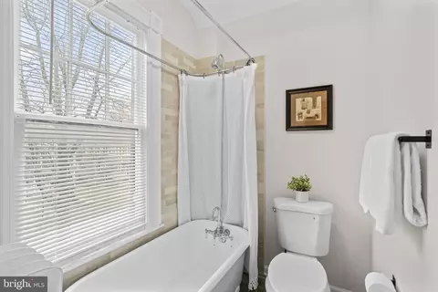Bath - 702 Deepdene Rd, Baltimore, MD 21210 photo 2 of 5