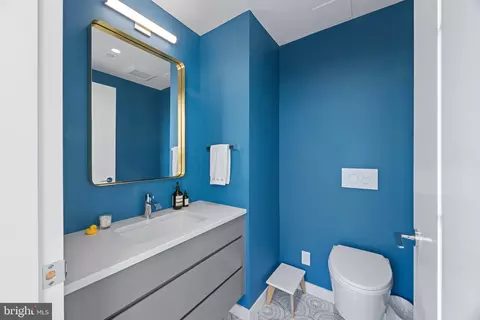 Bath - 1200 Steuart St #1811, Baltimore, MD 21230 photo 1 of 4