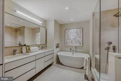 Bath - 1200 Steuart St #1811, Baltimore, MD 21230 photo 2 of 4