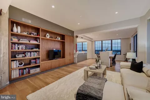 Living - 1200 Steuart St #1811, Baltimore, MD 21230 photo 2 of 3